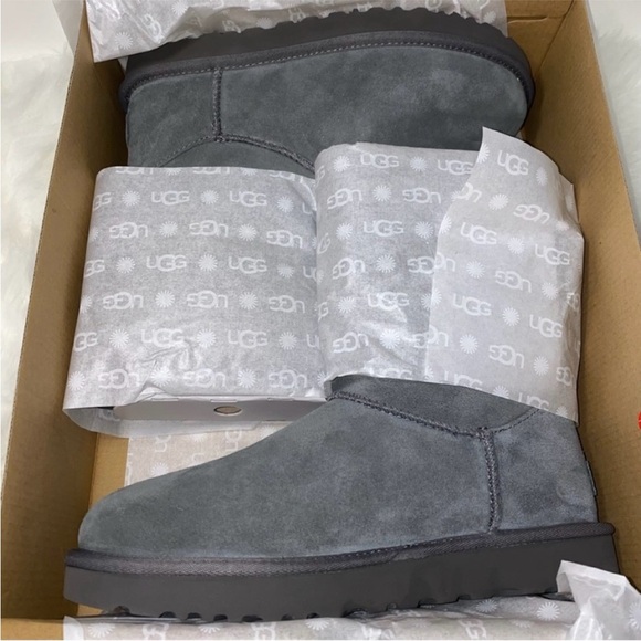 UGG size 9 Classic SHORT BAILEY LEATHER BOW Boots woman New in box - Picture 11 of 11